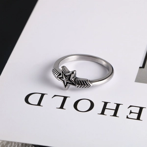 Anillo de estrella plateado vintage con grabados de alas para hombre y mujer accesorio