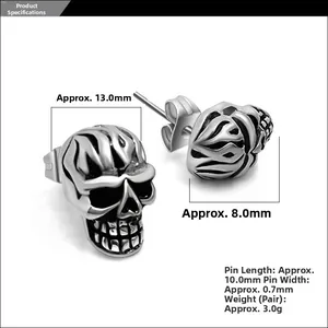 Détail de boucles d'oreilles tête de mort argentées avec dimensions et textures punk