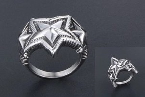 Détail d'une bague étoile en acier titane avec des bords texturés de style gothique