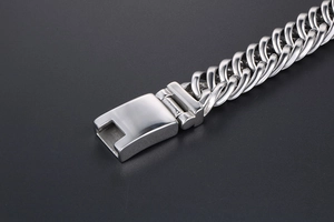 Vue détaillée d'un bracelet gourmette en acier inoxydable avec un fermoir à boîte sûr