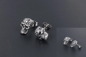 Gros plan détaillé de boucles d'oreilles tête de mort en acier titane au style punk