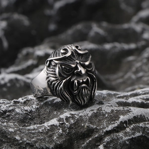 Vintage Sun Wukong Affenkönig Ring aus Titanstahl auf dunklem, strukturiertem Fels
