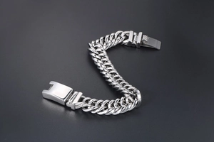 Détail d'un bracelet gourmette double en acier inoxydable argenté avec boucle robuste