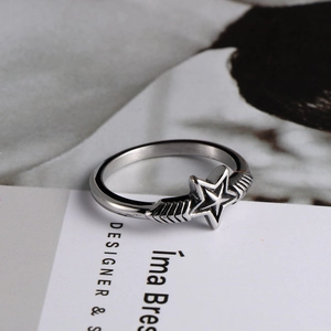 Anillo de estrella plateado retro con detalles de alas para hombre y mujer estilo minimal