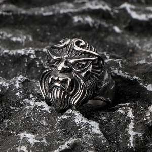 Retro Sun Wukong Affenkönig Edelstahl Ring für Herren auf dunkler Steinoberfläche