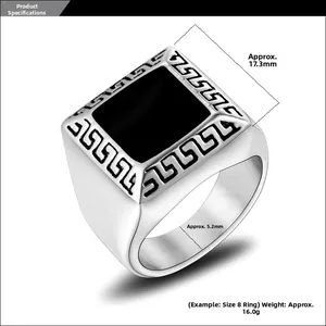 Vue macro d'une bague chevalière vintage en argent avec résine noire et motifs