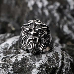 Retro Black Myth Wukong Ring aus Vintage-Titanstahl auf dunklem strukturiertem Stein