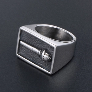 Bague large rétro pour homme en acier titane avec relief microphone 3D sur fond mat