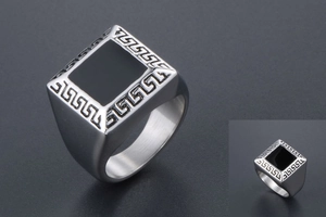 Gros plan de la bague pour hommes en acier titane avec insert noir et motif grec