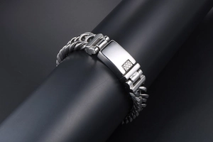 Gros plan du bracelet pour hommes en acier inoxydable poli avec boucle industrielle