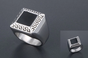 Détail d'une bague carrée pour homme en acier titane avec émail noir et motif grec