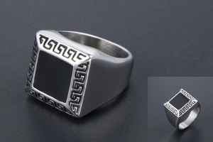 Détail de bague chevalière pour homme avec émail noir et gravure de clé grecque