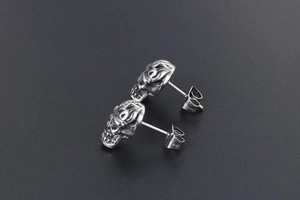 Détails des boucles d'oreilles crâne vintage avec textures de flamme style punk