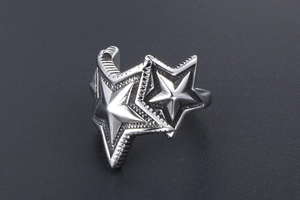 Vue macro de la bague pentagramme à plusieurs niveaux avec fini texturé vintage en acier