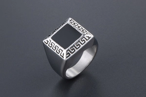 Détail de la bague rétro pour homme en acier titane avec incrustation noire et motif méandre
