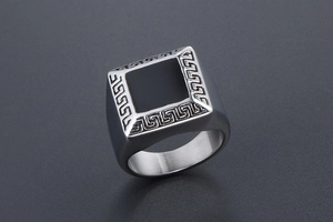 Détail macro de la bague chevalière pour homme en acier titane avec motif grec et insert noir
