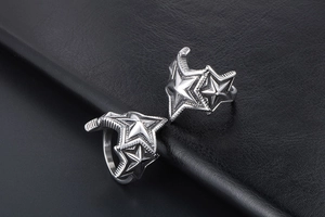 Vue macro détaillée de bagues en argent avec étoiles superposées sur cuir noir