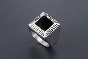 Détail de la bague en titane argenté avec émail noir et motif de clé grecque
