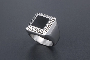 Détail de la bague en titane argenté avec carré en émail noir et motif méandre