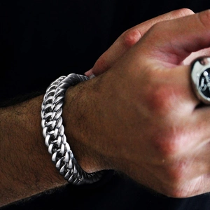 Bracelet gourmette épais pour homme en acier inoxydable argenté sur fond noir