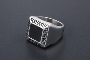 Vue détaillée de la bague chevalière pour homme en titane avec gravure grecque noire