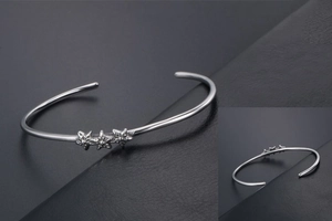 Détail macro du bracelet ouvert argenté avec étoiles vintage en acier inoxydable poli
