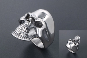 Vue latérale macro d'une bague tête de mort en acier inoxydable au style gothique
