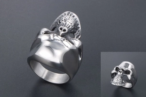 Vue détaillée des gravures de crâne punk et de casque de samouraï sur la bague en acier