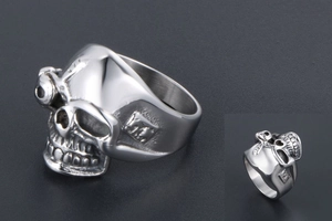 Detailed view of punk one-eyed skull ring in stainless steel with side geometric engraving