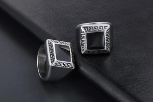 Détail de la bague en titane pour homme avec émail noir et motif de méandre grec