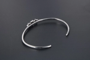 Détail macro du bracelet jonc en acier inoxydable argenté avec relief de pétales