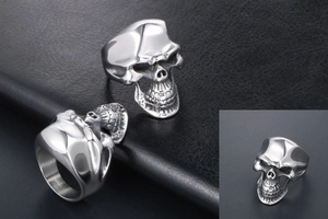 Détail macro d'une bague tête de mort gothique en acier inoxydable poli et ciselé