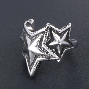 Bague tendance en acier titane avec deux étoiles pentagrammes superposées texturées