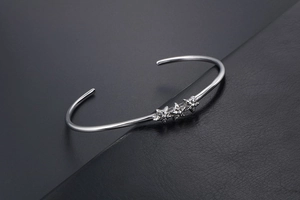 Détail du bracelet jonc en acier inoxydable vintage avec étoiles et finition polie