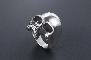 Bague tête de mort gothique en acier inoxydable poli aux détails punk et vampire