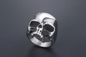 Vue détaillée d'une bague tête de mort vintage en acier inoxydable poli aux textures 3D