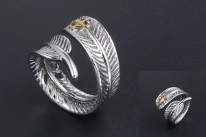 Vue détaillée de la bague plume en acier titane vintage avec emblème étoile dorée