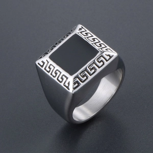 Bague vintage pour hommes en acier titane avec émail noir et motif méandre grec