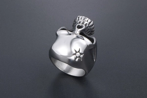 Détail de la bague tête de mort en acier vintage avec gravure d'étoile et cœur ajouré
