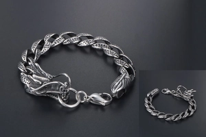 Gros plan détaillé d'un bracelet dragon en acier titane avec un fermoir mousqueton robuste