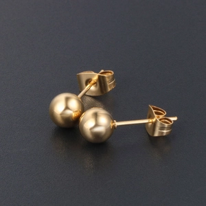 Boucles d'oreilles boules dorées en acier titane poli avec fermoirs papillon chic
