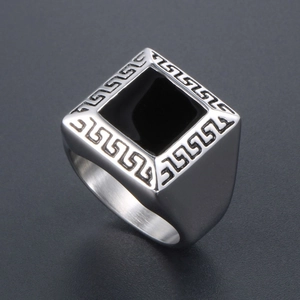 Bague vintage pour hommes en acier titane avec insert noir et motif grec ciselé