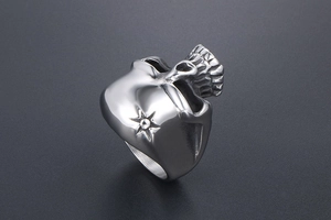 Vue latérale détaillée d'une bague tête de mort vintage avec un motif d'étoile à huit branches