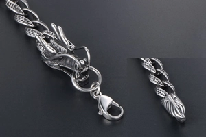 Détail macro de la tête de dragon vintage et des maillons en écailles sur bracelet en acier
