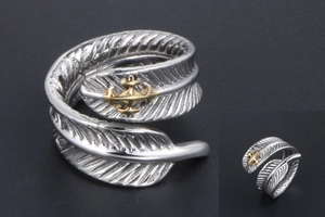 Vue détaillée d'une bague plume en acier titane vintage avec emblème étoile dorée et texture