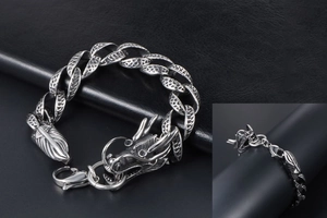 Détail macro du fermoir tête de dragon rétro et texture écaille sur bracelet acier