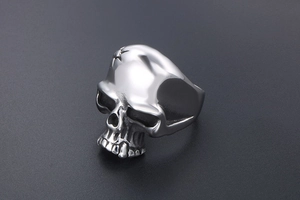 Détail de la bague crâne punk vintage en acier inoxydable poli avec gravures profondes