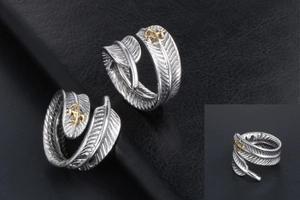 Détail de la bague plume vintage avec ancre dorée sur fond en cuir noir