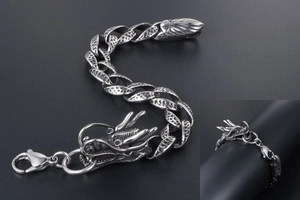 Détail macro du bracelet tête de dragon en argent avec écailles et fermoir mousqueton