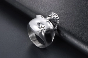 Vue détaillée d'une bague punk vintage avec tête de mort argentée et reliefs d'étoiles